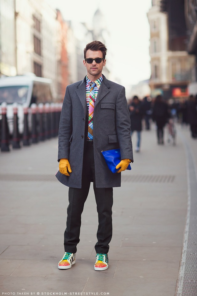 street-style-streetstyle-paris-look-rua-semana-moda-fashion-uomo-masculino-men-special-detalhes-details-casaco-coat-camisa-shirt-calça-pants-skinny-shoes-tenis-louboutin-oculos-wayfarer-ray-ban-portfolio-royal-cinza-amarelo-yellow-preto-bl