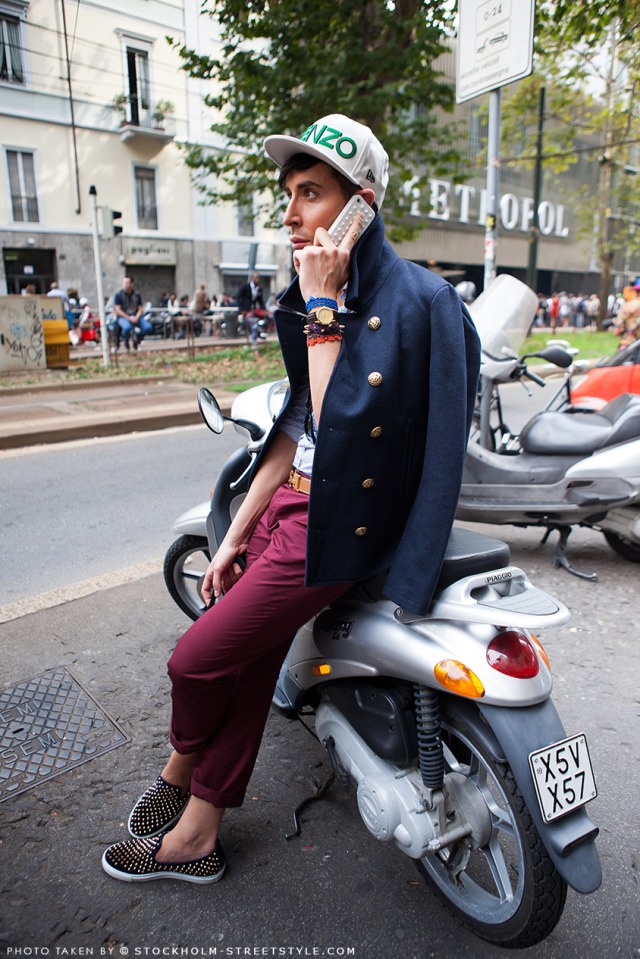 street-style-streetstyle-paris-look-rua-semana-moda-fashion-uomo-masculino-men-special-detalhes-details-jaqueta-jacket-camiseta-tshirt-calça-pants-shoes-tenis-boné-kenzo-cinza-preto-black-escuro-burgundy